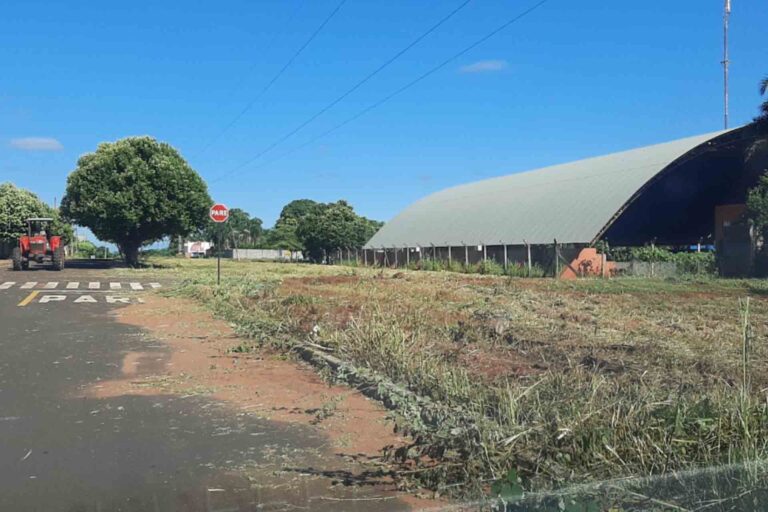 Prefeitura faz manutenção em áreas públicas de Flor de Minas