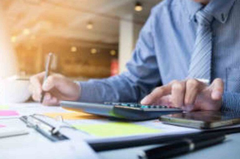 Confiança empresarial cai em fevereiro, refletindo desaceleração da economia.