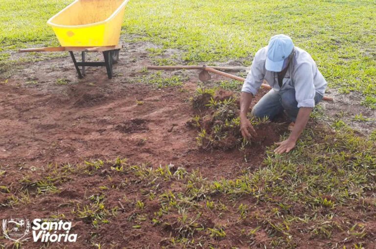Secretaria de Esportes realiza manutenção no Campo de futebol Vila Nova