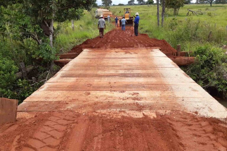 Prefeitura constrói ponte sobre o Córrego do Retirinho e deixa travessia mais segura
