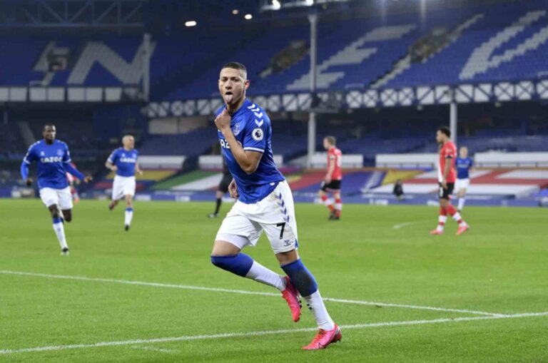 Ancelotti rasga elogios a Richarlison e projeta permanência no Everton: “Ficará enquanto eu ficar”