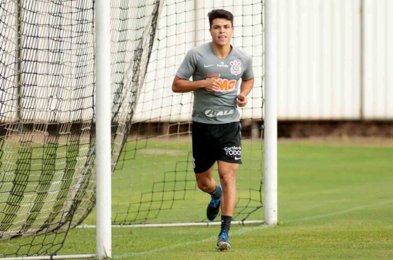 Roni emenda dobradinha como titular no Corinthians e vibra com base em alta: “Muita qualidade”