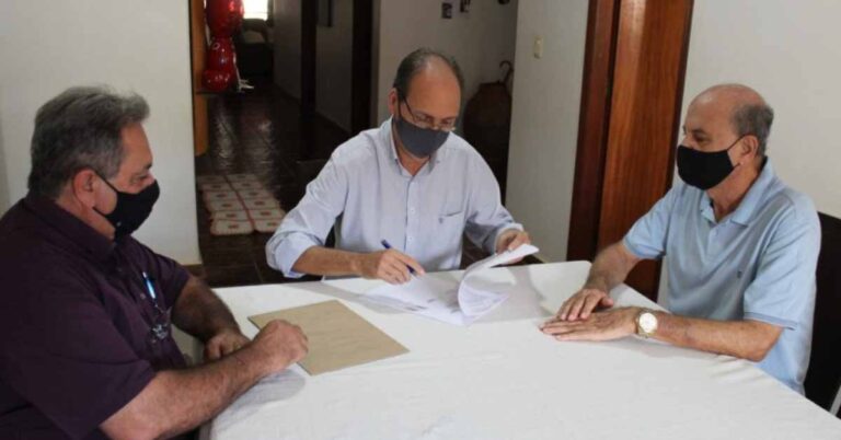 Prefeitura celebra contrato com empresa responsável pelas obras de Canalização do Córrego Santa Vitória