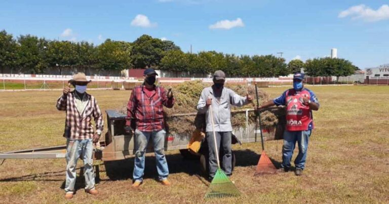 Prefeitura realiza serviço de roçagem e limpeza do campo de futebol Vitória Esporte Clube