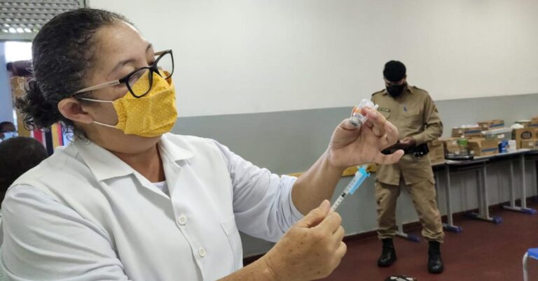 Ituiutaba – Profissionais das forças de segurança foram vacinados contra a Covid-19
