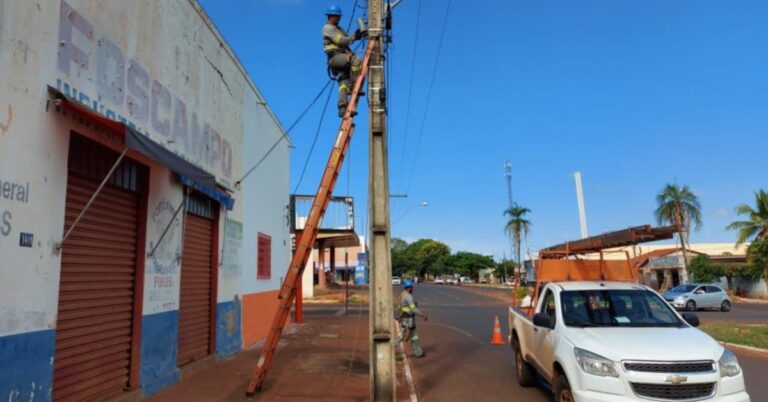 Prefeitura realiza manutenção na iluminação pública em diversos bairros da cidade