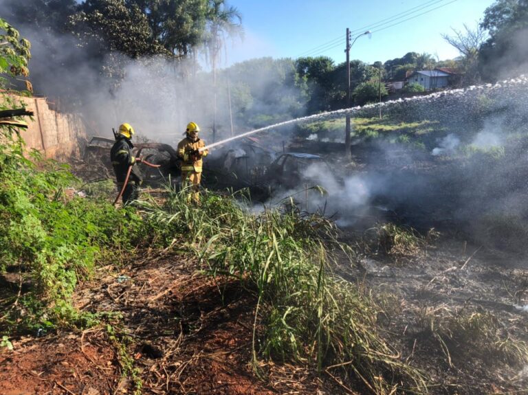 CBMMG combate incêndio ás margens do córrego Pirapitinga