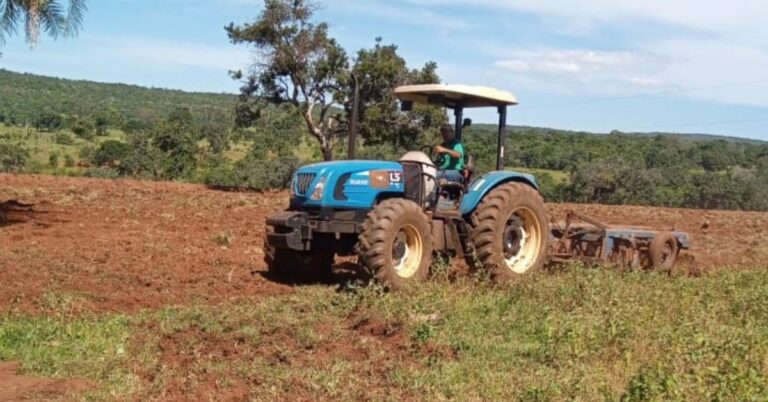 Serviço de gradagem e construção de bolsão no Monjolinho