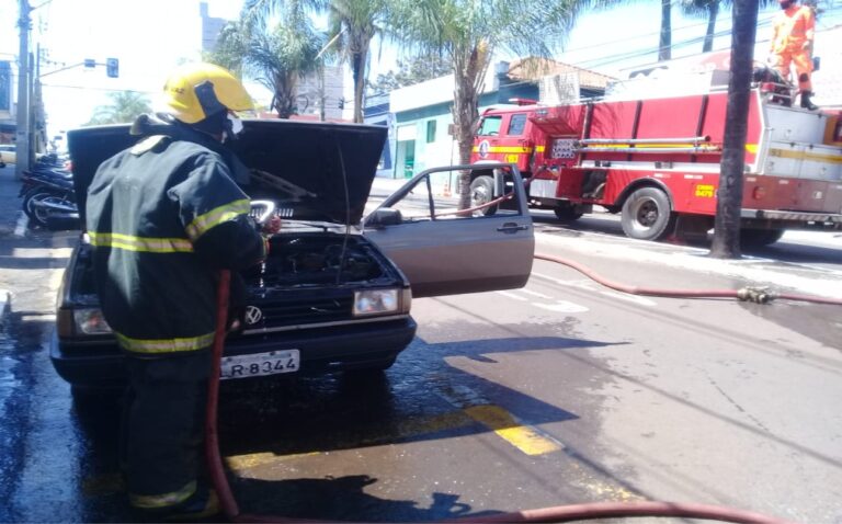 Bombeiros apagam incêndio em veículo no centro de Ituiutaba