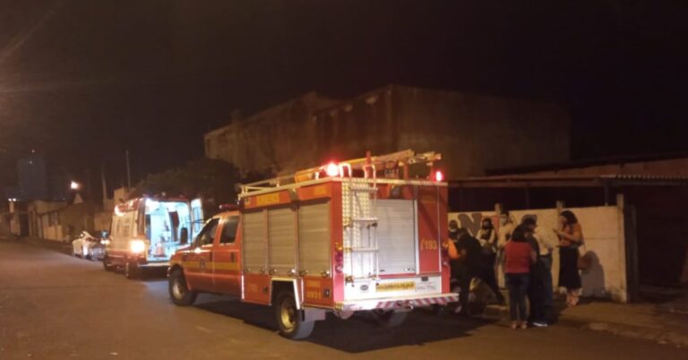 CBMMG realiza salvamento em vítima presa em boca de lobo