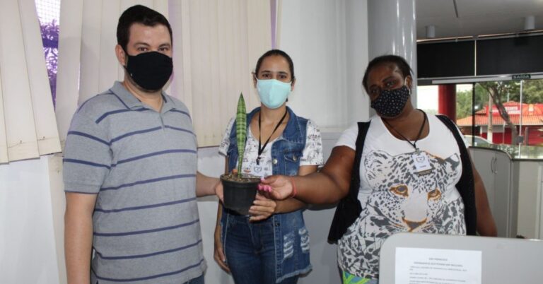 Secretaria de Meio Ambiente e Pesca realizou distribuição de mudas ornamentais em alusão ao Dia das Mães