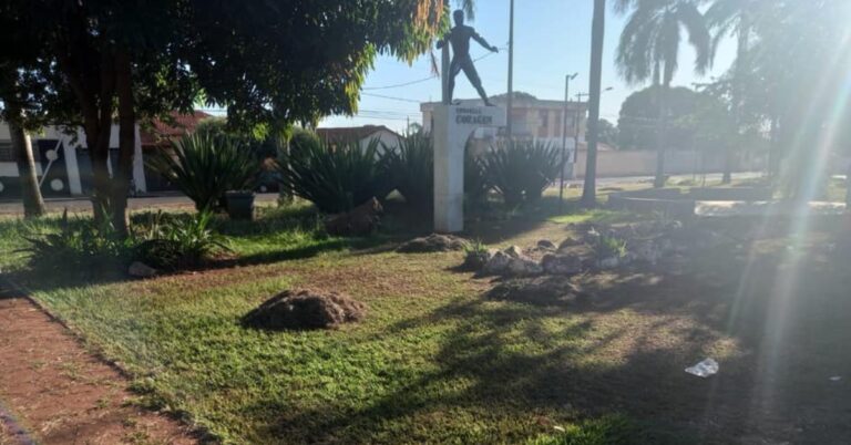 Praça 13 de Maio recebe cuidados com a manutenção