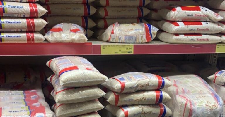 Procon flagra produtos vencidos e expostos à venda em hipermercado