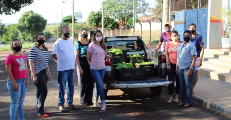 Secretaria de Agricultura entrega novas hortaliças no CRAS do Vila Rica