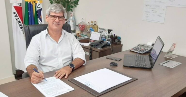 Prefeito autoriza compra de uma nova Pá-carregadeira para Obras