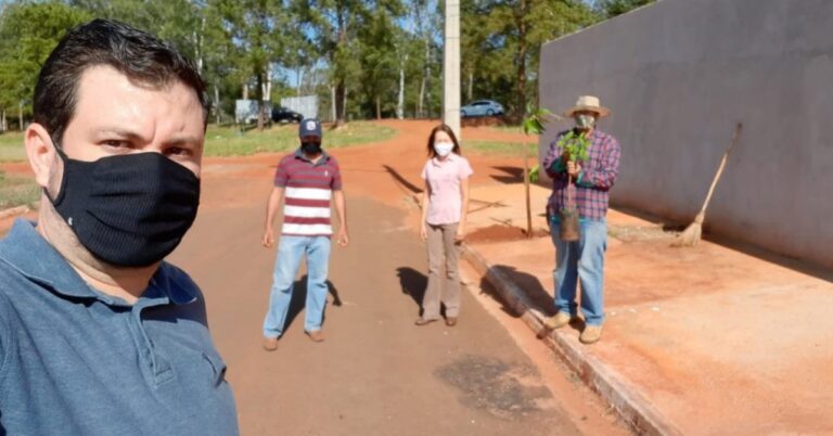 Quaresmeiras e Acácias Rosa são plantadas na nova sede da AVCC pela equipe de Meio Ambiente