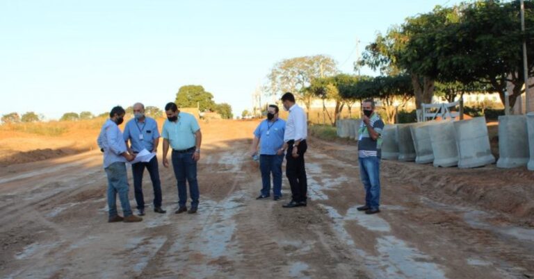 Prefeito Salim Curi, secretários e membros do executivo visitam obras de Infraestrutura no Bairro Brasil