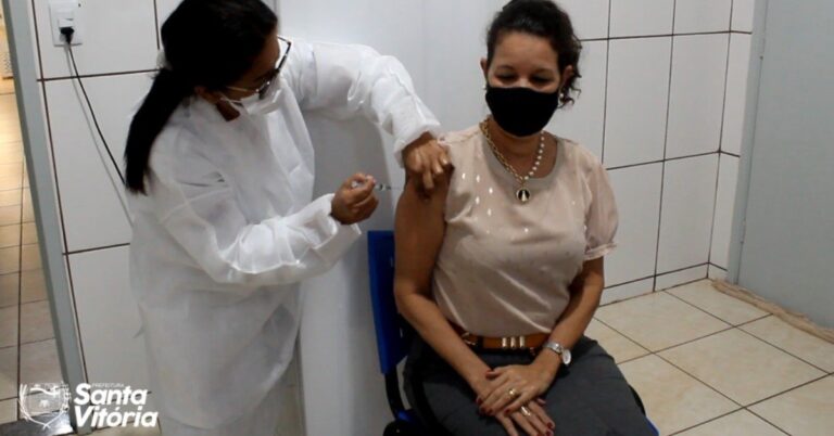 Mariza Curi recebe a primeira dose da vacina contra a Covid-19