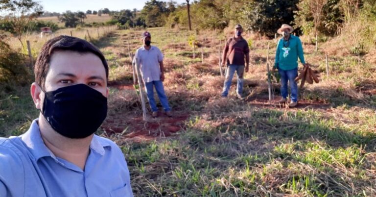 Prefeitura realiza a manutenção do plantio realizado na Área de Preservação – APP do Córrego Invernada