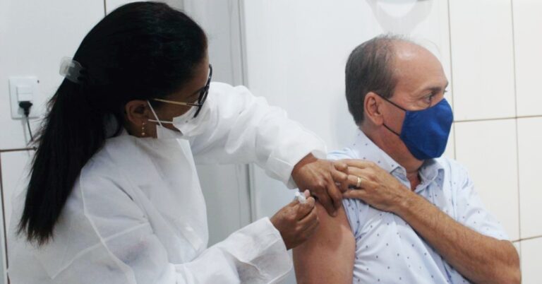 Santa Vitória – Vice-prefeito recebe a primeira dose da vacina contra Covid-19