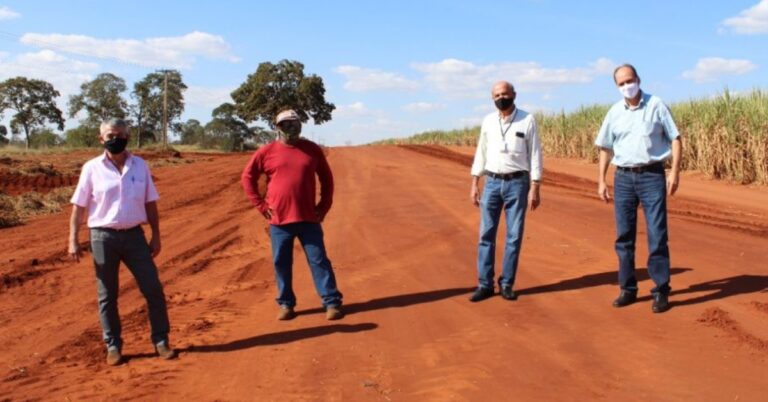 Prefeito visita obras de levantamento e cascalhamento da estrada vicinal na região da Cabo Verde