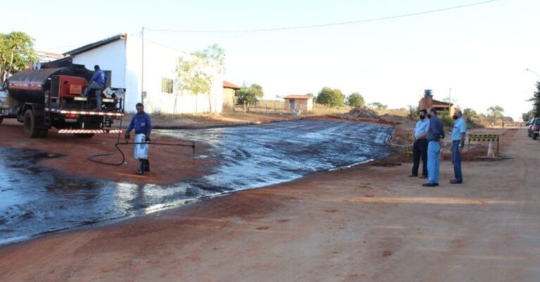 Salim Curi, Renato e Márcio Quirino acompanham mais uma etapa da obra de pavimentação asfáltica no Bairro Brasil