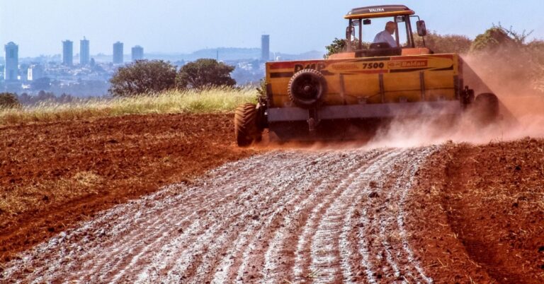Prefeitura reativa programa que facilitará aquisição de calcário para correção de solo na agricultura familiar