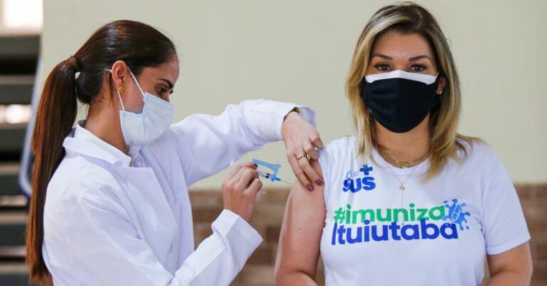 Prefeita de Ituiutaba recebe primeira dose da vacina contra a Covid-19