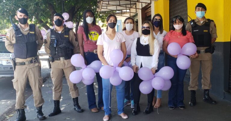 PMMG JUNTAMENTE COM OS ÓRGÃOS DA REDE DE APOIO PROMOVEM BLITZ EDUCATIVA DA CAMPANHA “AGOSTO LILÁS”