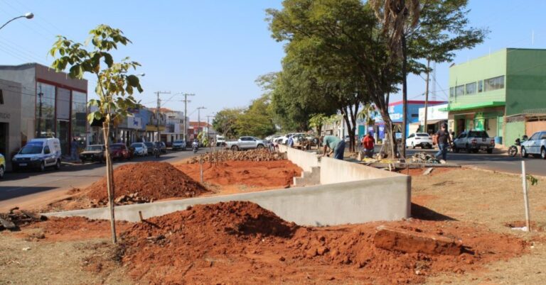 Prefeitura amplia área de estacionamento na Avenida GFM