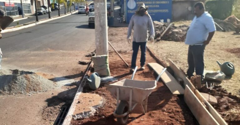 Prefeitura executa revitalização de calçadas para travessia de pedestres