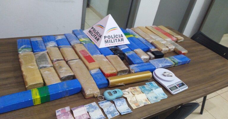 POLÍCIA MILITAR APREENDE 40 BARRAS DE MACONHA EM CENTRALINA/MG