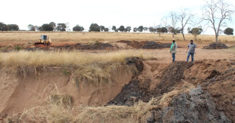 Argila extraída da obra de Canalização do Córrego Santa Vitória é reutilizada na área de compensação ambiental