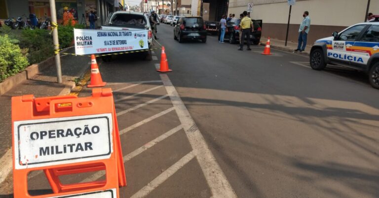PMMG, CBMMG E ÓRGÃOS MUNICIPAIS REALIZAM BLITZ EDUCATIVA DA SEMANA NACIONAL DO TRÂNSITO EM ITUIUTABA