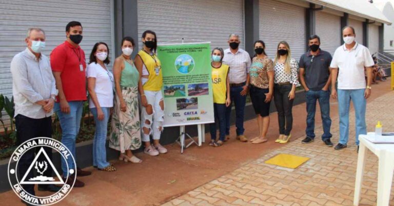 Vereadores participam da inauguração do parquinho infantil na Praça de Alimentação