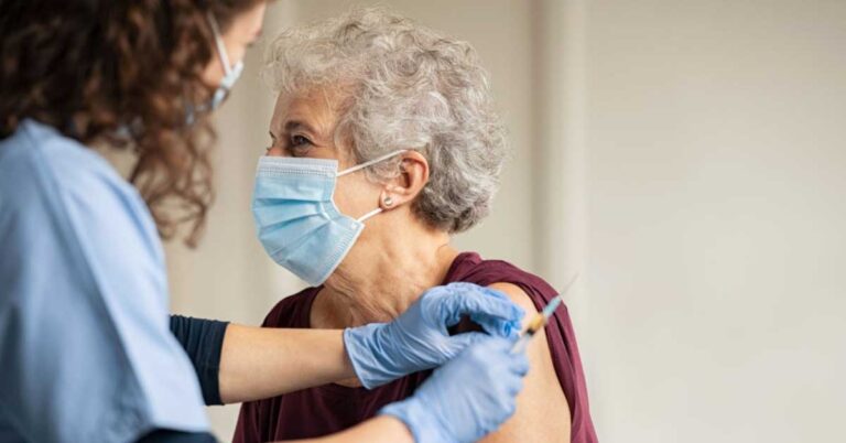 Aplicação das doses de reforço para idosos acima de 80 anos terá início na próxima segunda (27)
