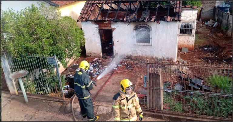 Bombeiros combatem incêndio em residência em Ituiutaba