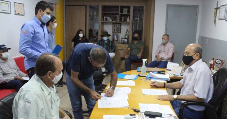 Prefeito Salim Curi formaliza a concessão de área urbana prevista no Programa de Desenvolvimento Econômico (PMDE) criado pela Lei nº 3.233/2019