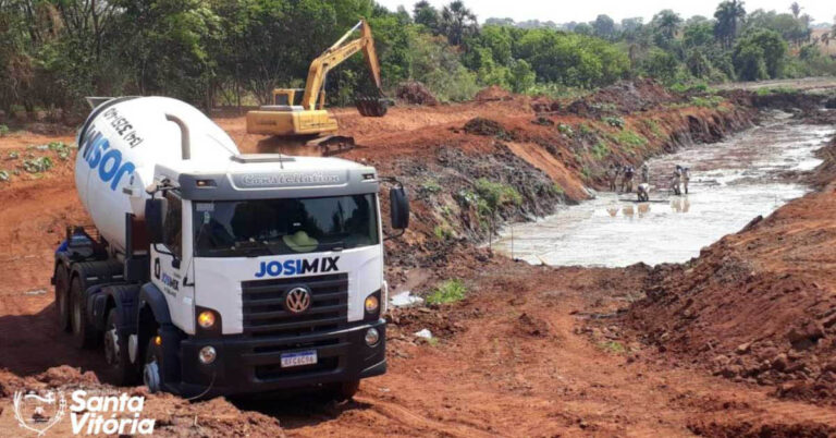 Leito do Córrego Santa Vitória já está recebendo concreto para obra de canalização