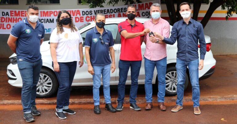 Vereadores participam de entrega de 01 veículo em Chaveslândia