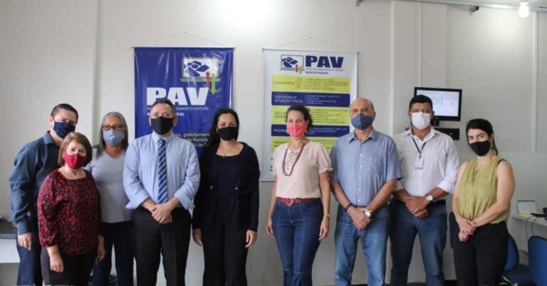 Delegado da Receita Federal de Uberlândia e a chefe da Receita Federal de Ituiutaba visitam Santa Vitória