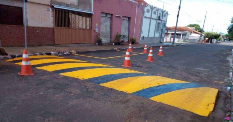 Prefeitura realiza pintura de redutores de velocidade e depressões