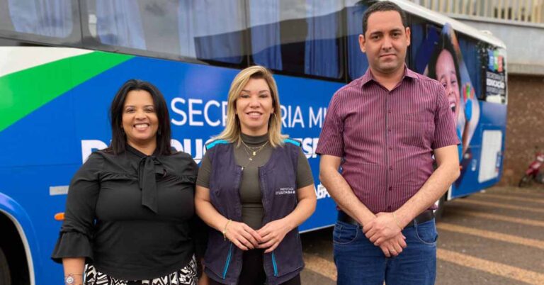 Prefeita Leandra entrega ônibus 0km para ser utilizado nas ações da Secretaria Municipal de Educação, Esporte e Lazer