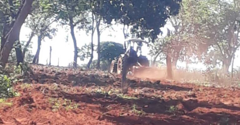Famílias do assentamento Nova Jacaré/Curiango são atendidas com serviços de mecanização agrícola