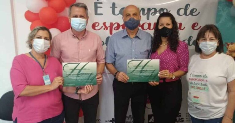 Prefeito Salim Curi e secretário de Saúde Geraldo Júnior são homenageados pelo Hemonúcleo de Ituiutaba