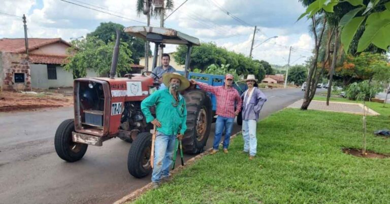 Equipe de Meio Ambiente e Pesca trabalha no plantio de mudas de Ipês seguindo as normas da Lei PM/Nº3.306/2021