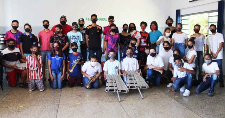 Grande emoção no encontro das duas fanfarras do Projeto Aprendendo a Crescer de Santa Vitória e Chaveslândia