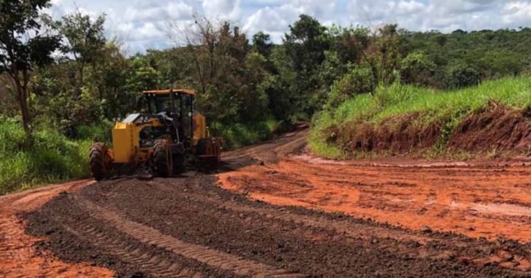 EMMAG segue trabalho de manutenção de estradas na zona rural