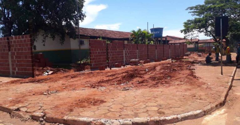 Prefeitura inicia construção de estacionamento e nova entrada na Escola Municipal São José