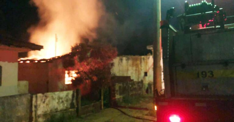 Bombeiros apagam incêndio em residência no bairro Maria Vilela